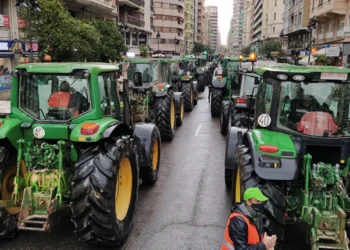 La asfixia del campo valenciano por la guerra en Irán se agrava ante el retraso de las ayudas para fertilizantes 14 ava tractorada valencia 768x430 1