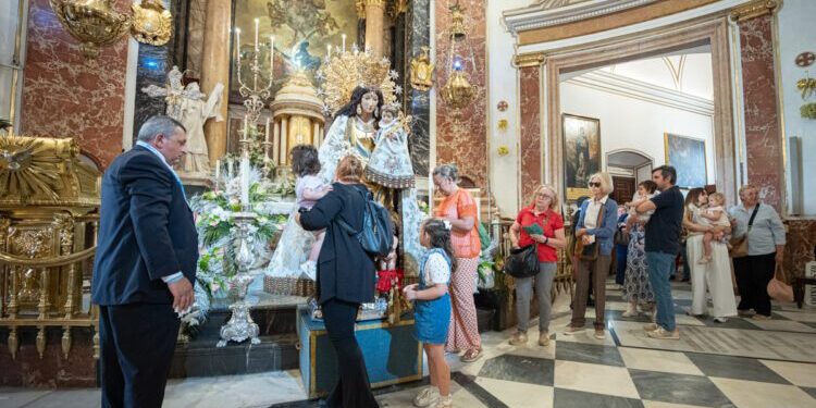 La Basílica de la Mare de Deu dels Desamparats celebra este miércoles su multitudinario Besamanos público 1 La Basílica de la Mare de Deu dels Desamparats celebra este miércoles su multitudinario Besamanos público