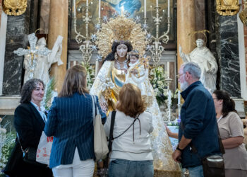 El Besamanos a la Virgen de los Desamparados alcanza un récord histórico con 34.000 fieles