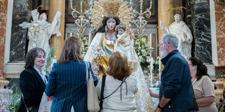 El Besamanos a la Virgen de los Desamparados alcanza un récord histórico con 34.000 fieles 1 El Besamanos a la Virgen de los Desamparados alcanza un récord histórico con 34.000 fieles