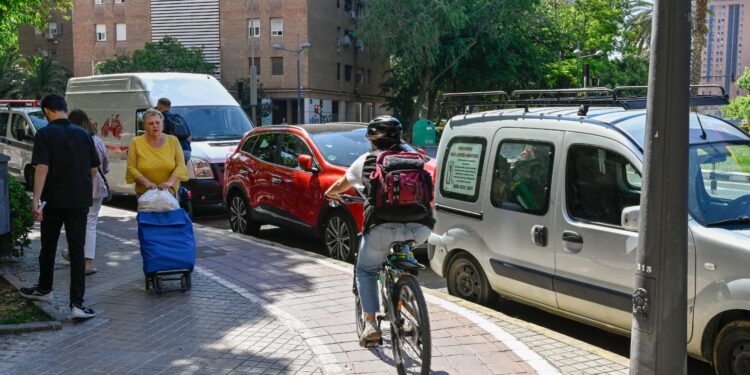 El carril bici de la avenida de la Plata bajará a la calzada para ampliar espacio peatonal y mejorar la seguridad 1 El carril bici de la avenida de la Plata bajará a la calzada para ampliar espacio peatonal y mejorar la seguridad