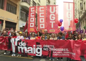 Miles de trabajadores salen a la calle en la Comunitat Valenciana por el 1 de Mayo entre reivindicaciones salariales, vivienda digna y la amenaza de huelga indefinida en Educación