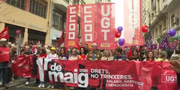 Miles de trabajadores salen a la calle en la Comunitat Valenciana por el 1 de Mayo entre reivindicaciones salariales, vivienda digna y la amenaza de huelga indefinida en Educación