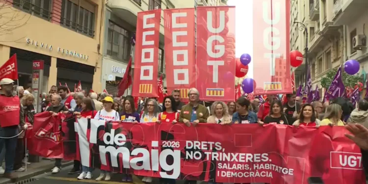 Miles de trabajadores salen a la calle en la Comunitat Valenciana por el 1 de Mayo entre reivindicaciones salariales, vivienda digna y la amenaza de huelga indefinida en Educación