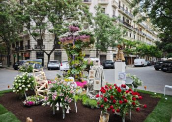 Valencia se rinde al aroma y color de sus Cruces de Mayo: 95 monumentos compiten por el máximo galardón