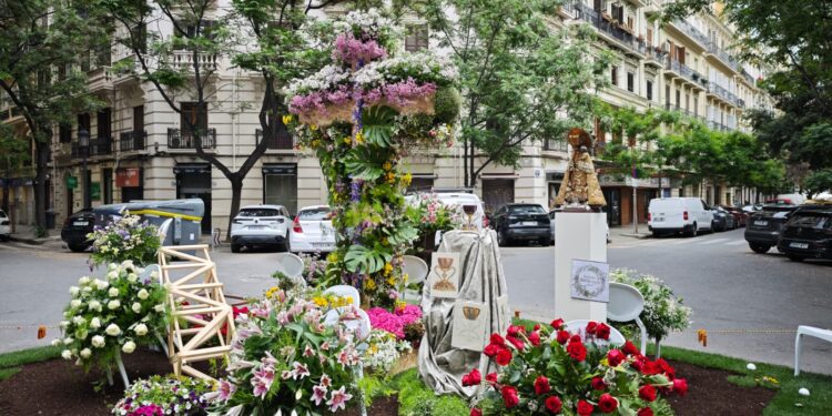 Valencia se rinde al aroma y color de sus Cruces de Mayo: 95 monumentos compiten por el máximo galardón