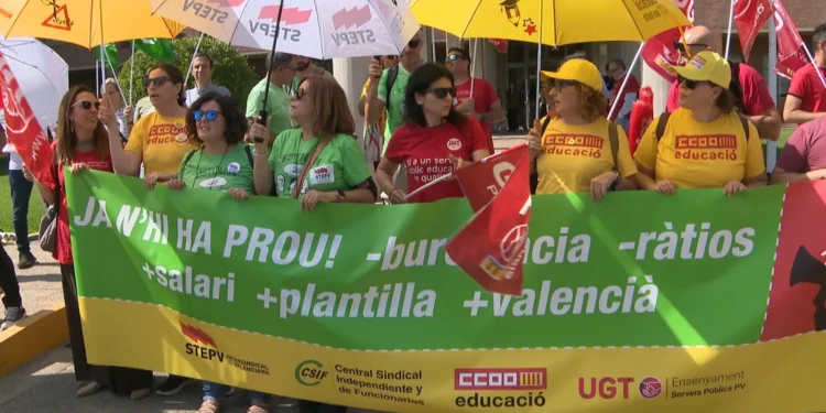 Los docentes valencianos exigen recuperar poder adquisitivo, más profesorado y menos burocracia