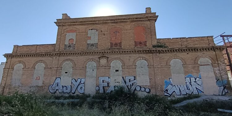 ¿Negligencia o posible encubrimiento? Las pruebas que demuestran que el ayuntamiento de valencia conocía al dueño de la Estación de Nazaret mientras alegaba un "limbo legal" 1 ¿Negligencia o posible encubrimiento? Las pruebas que demuestran que el ayuntamiento de valencia conocía al dueño de la Estación de Nazaret mientras alegaba un "limbo legal"
