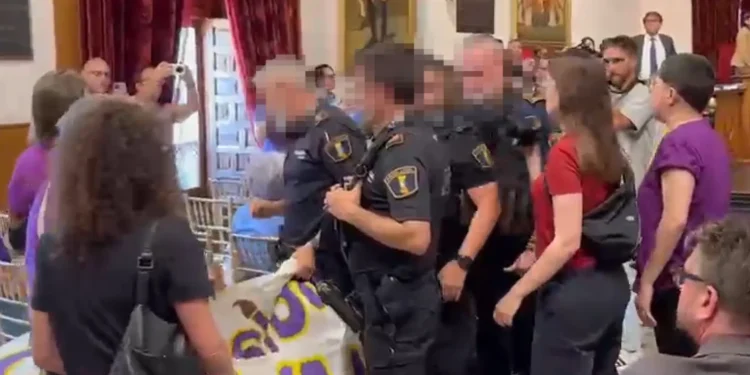 El PP rompe parcialmente con Vox en Elche y permite aprobar parte de una moción del PSPV sobre el derecho al aborto