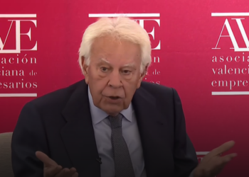 Felipe González se distancia del clima político actual y pide elecciones anticipadas desde Valencia