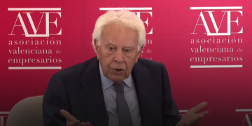 Felipe González se distancia del clima político actual y pide elecciones anticipadas desde Valencia