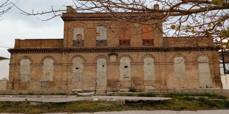 Una denuncia ciudadana ante Hacienda busca rescatar del «limbo legal» la antigua estación de FEVE de Nazaret