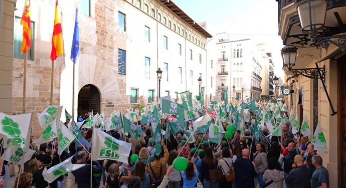 La enseñanza concertada en Valencia exige soluciones urgentes ante el bloqueo laboral y salarial