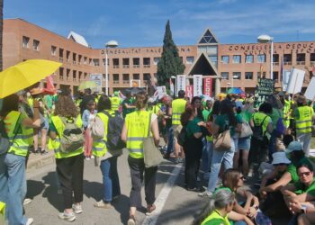 Los sindicatos consultarán al profesorado si aceptan la última oferta de Educación para frenar la huelga