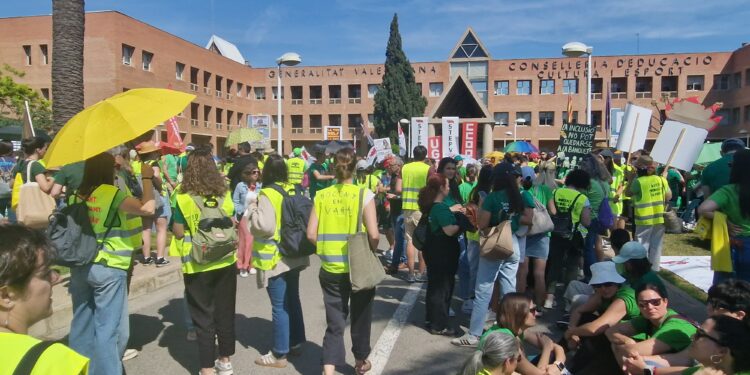 Educación mantiene abierta la negociación y acusa a los sindicatos de rechazar “la oferta más ambiciosa de España” 1 Los sindicatos consultarán al profesorado si aceptan la última oferta de Educación para frenar la huelga