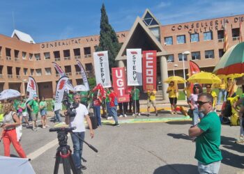 Los sindicatos consultarán al profesorado si aceptan la última oferta de Educación para frenar la huelga