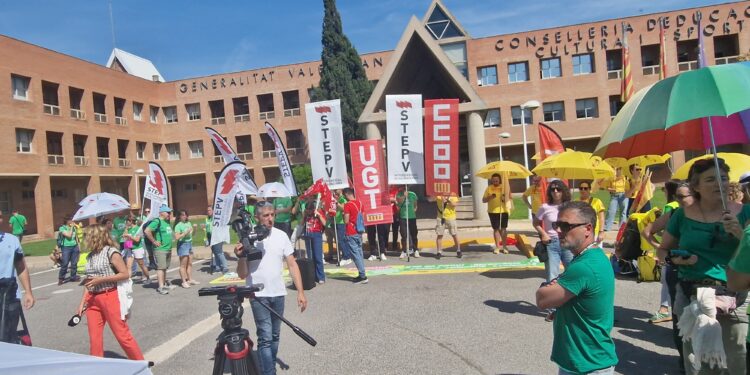 La educación valenciana en shock: dimisión masiva de equipos directivos y recrudecimiento de la Huelga 1 Los sindicatos consultarán al profesorado si aceptan la última oferta de Educación para frenar la huelga