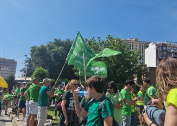 Los sindicatos consultarán al profesorado si aceptan la última oferta de Educación para frenar la huelga
