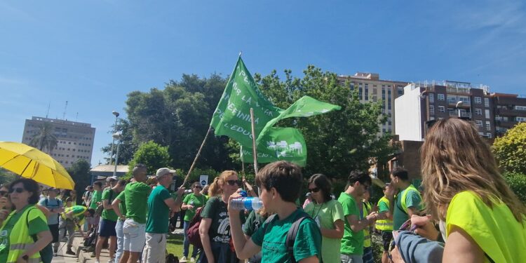 Los sindicatos consultarán al profesorado si aceptan la última oferta de Educación para frenar la huelga