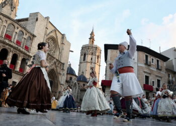 Valencia se rinde ante su Patrona en una multitudinaria 'Dansà' de color y tradición de las Fallas a la Mare de Deu dels Desamparats