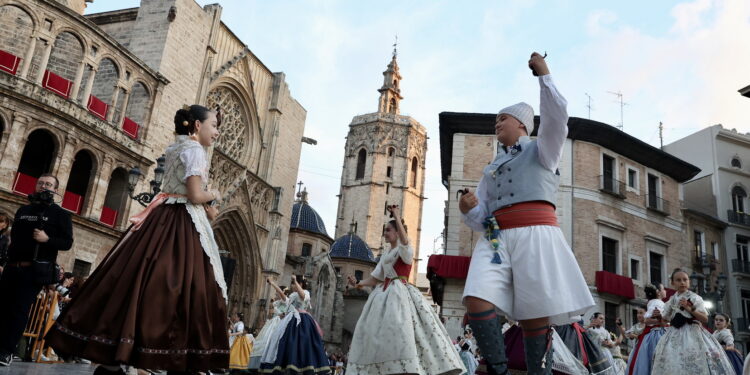 Valencia se rinde ante su Patrona en una multitudinaria 'Dansà' de color y tradición de las Fallas a la Mare de Deu dels Desamparats