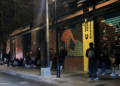 Continúan las colas de madrugada y gente durmiendo en la calle en Valencia de un sistema saturado