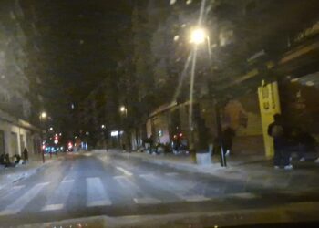 Continúan las colas de madrugada y gente durmiendo en la calle en Valencia de un sistema saturado
