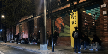 Continúan las colas de madrugada y gente durmiendo en la calle en Valencia de un sistema saturado