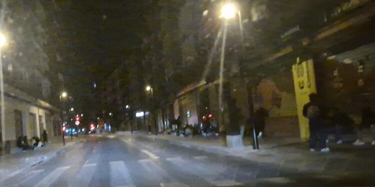 El Supremo rechaza paralizar la regularización extraordinaria de inmigrantes impulsada por el Gobierno 1 Continúan las colas de madrugada y gente durmiendo en la calle en Valencia de un sistema saturado