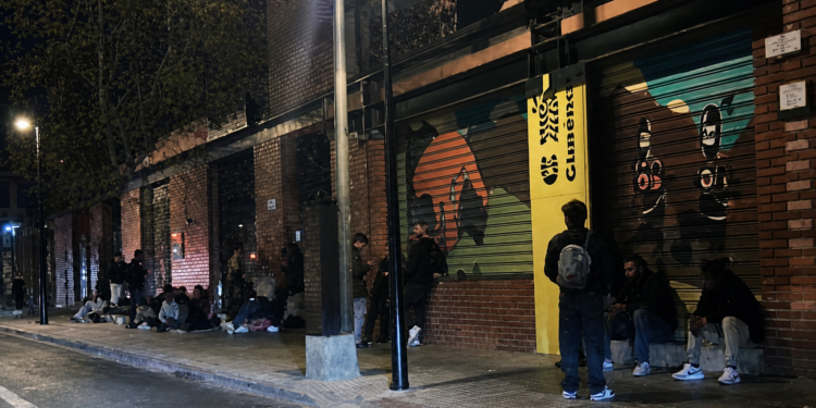 Continúan las colas de madrugada y gente durmiendo en la calle en Valencia de un sistema saturado