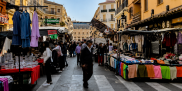 Valencia defiende la vigilancia policial en los mercadillos y niega “dejación de funciones” en el control del aparcamiento ilegal
