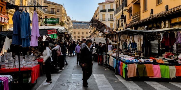 Valencia defiende la vigilancia policial en los mercadillos y niega “dejación de funciones” en el control del aparcamiento ilegal
