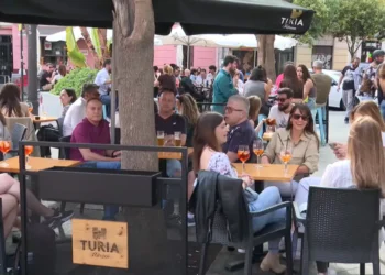 La ZAS de Russafa entra en vigor entre críticas vecinales y rechazo del sector hostelero