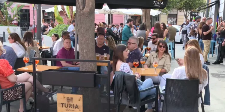 La ZAS de Russafa entra en vigor entre críticas vecinales y rechazo del sector hostelero