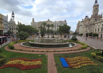 El Corpus recupera los coros en la procesión y llena Valencia de monumentos florales históricos
