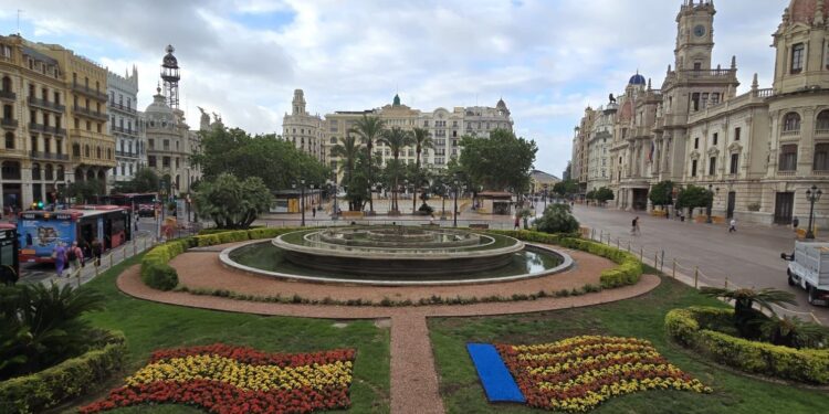 El Corpus del 700 aniversario recupera los coros en la procesión y llena Valencia de monumentos florales históricos 1 0605 Ornamentacio Corpus. Banderes