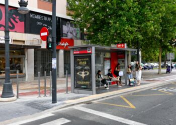 Mamparas para blindar la seguridad en algunas paradas de autobús