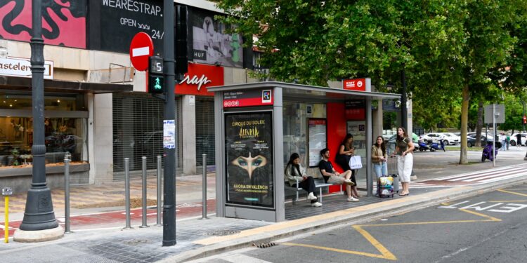 Mamparas para blindar la seguridad en algunas paradas de autobús