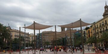 La EMT instalará los toldos de la plaza de la Reina en los próximos días para ofrecer 500 m² de sombra durante el verano