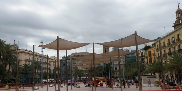 La EMT instalará los toldos de la plaza de la Reina en los próximos días para ofrecer 500 m² de sombra durante el verano 1 La EMT instalará los toldos de la plaza de la Reina en los próximos días para ofrecer 500 m² de sombra durante el verano