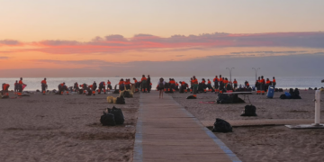 Valencia moviliza a 250 trabajadores para borrar el rastro de la noche más multitudinaria del año