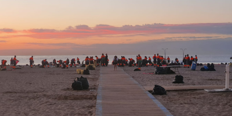 Valencia moviliza a 250 trabajadores para borrar el rastro de la noche más multitudinaria del año