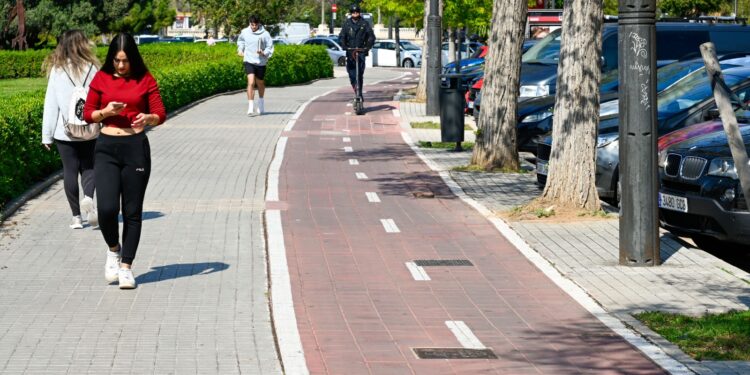 El Ajuntament bajará 450m de carril bici a la calzada en Penyaroja y eliminará 50 plazas de aparcamiento