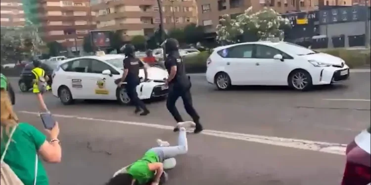 La Policía Nacional abre expediente al agente que empujó a una docente durante la protesta educativa en Valencia 1 1cd68ba1 0b00 4d09 88cf 90741c8344ca 16 9 aspect ratio 1600w 0
