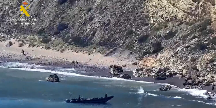 La Guardia Civil intercepta una lancha en Melilla y detiene al patrón por tráfico de migrantes 1 La Guardia Civil intercepta una lancha en Melilla y detiene al patrón por tráfico de migrantes