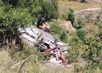 Rescatan al conductor de un camión que cayó por un terraplén en Forcall 14 Rescatan al conductor de un camión que cayó por un terraplén en Forcall