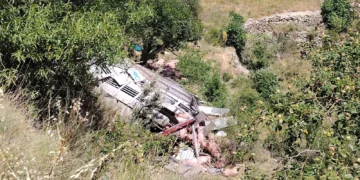 Rescatan al conductor de un camión que cayó por un terraplén en Forcall