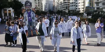Cerca de 30.000 médicos valencianos afrontan la quinta semana de huelga contra la reforma del Estatuto Marco