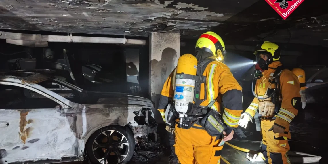 Un incendio en un garaje de Jijona daña decenas de vehículos y obliga a una intervención de más de cinco horas 1 Un incendio en un garaje de Jijona daña decenas de vehículos y obliga a una intervención de más de cinco horas