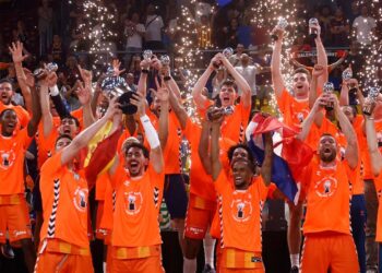 El Valencia Basket conquista la Liga ACB por segunda vez tras arrollar al Barça